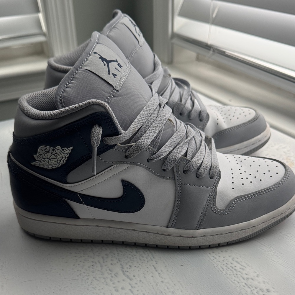 Air Jordan 1 Mid Wolf Grey Midnight Navy